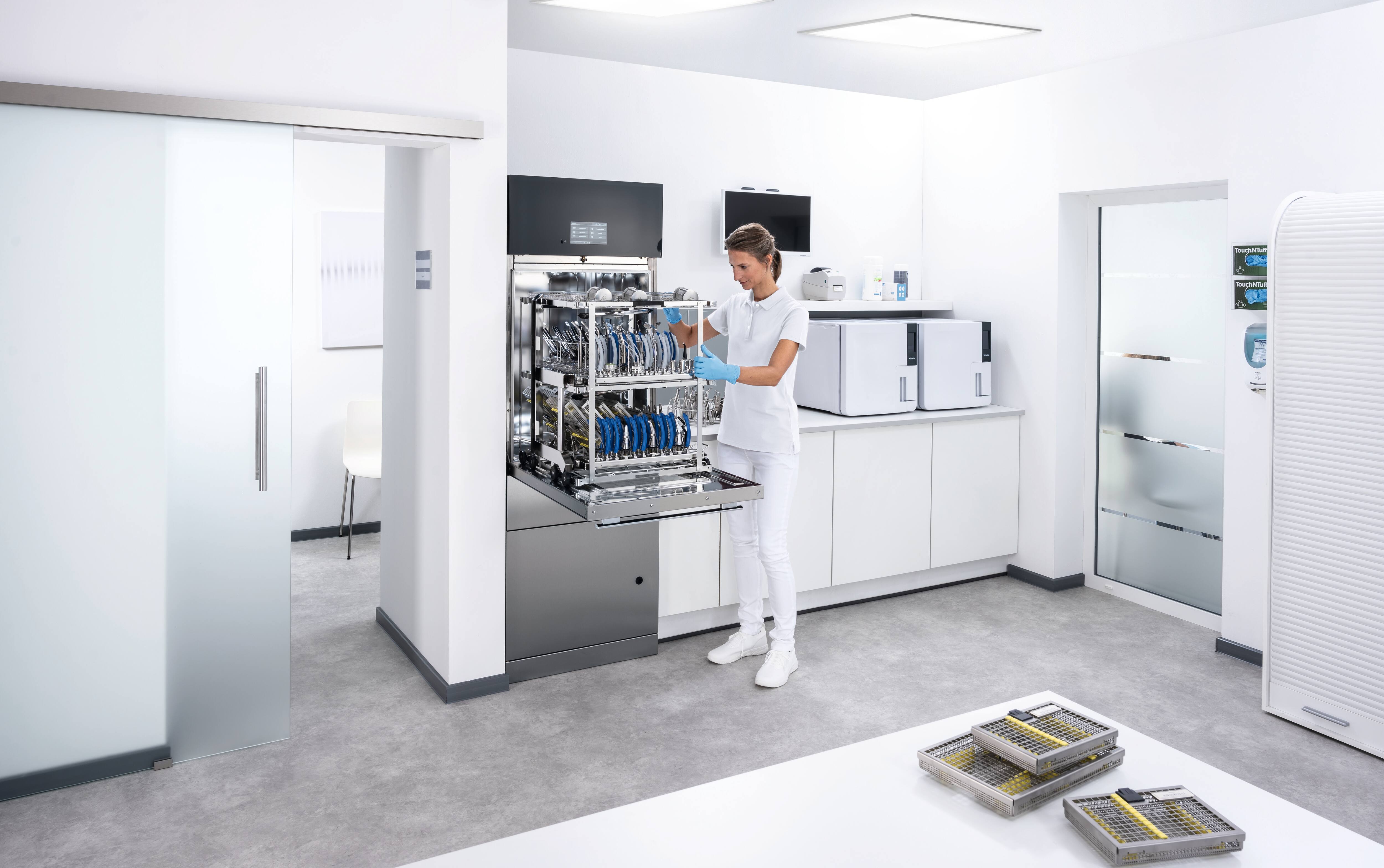 Tandartsassistente bij een open SlimLine PWD 7121 waarbij de ergonomische rekken zichtbaar zijn