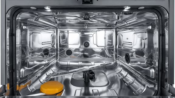 A cuba vazia de uma máquina de lavar e desinfetar CompactLine