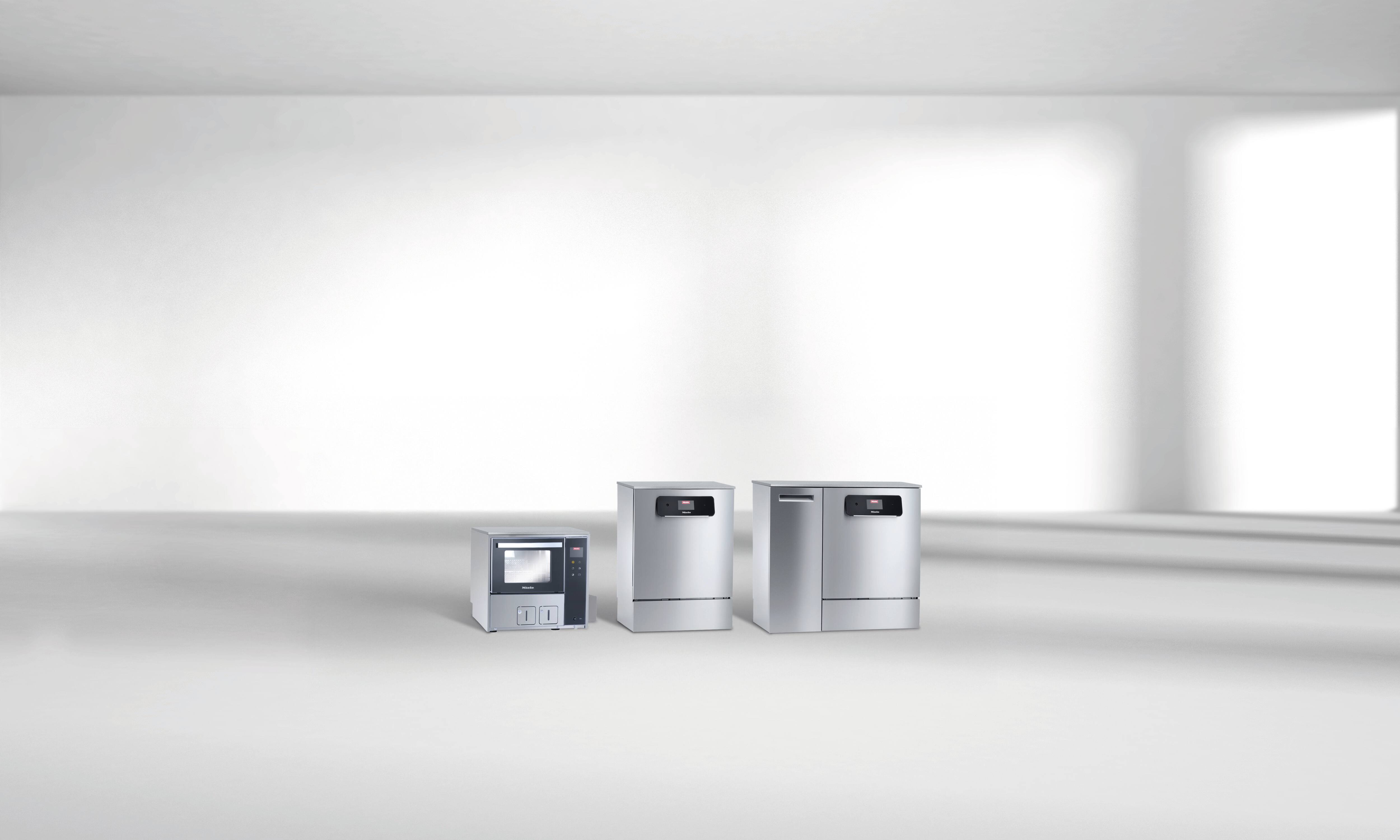 Das Sortiment an Waschdesinfektionsgeräten von Miele Professional für den medizinischen Bereich umfasst ein kleines Tischgerät, ein Untertischgerät und ein Untertischgerät mit Schrank für die automatische Dosierung von Prozesschemikalien.