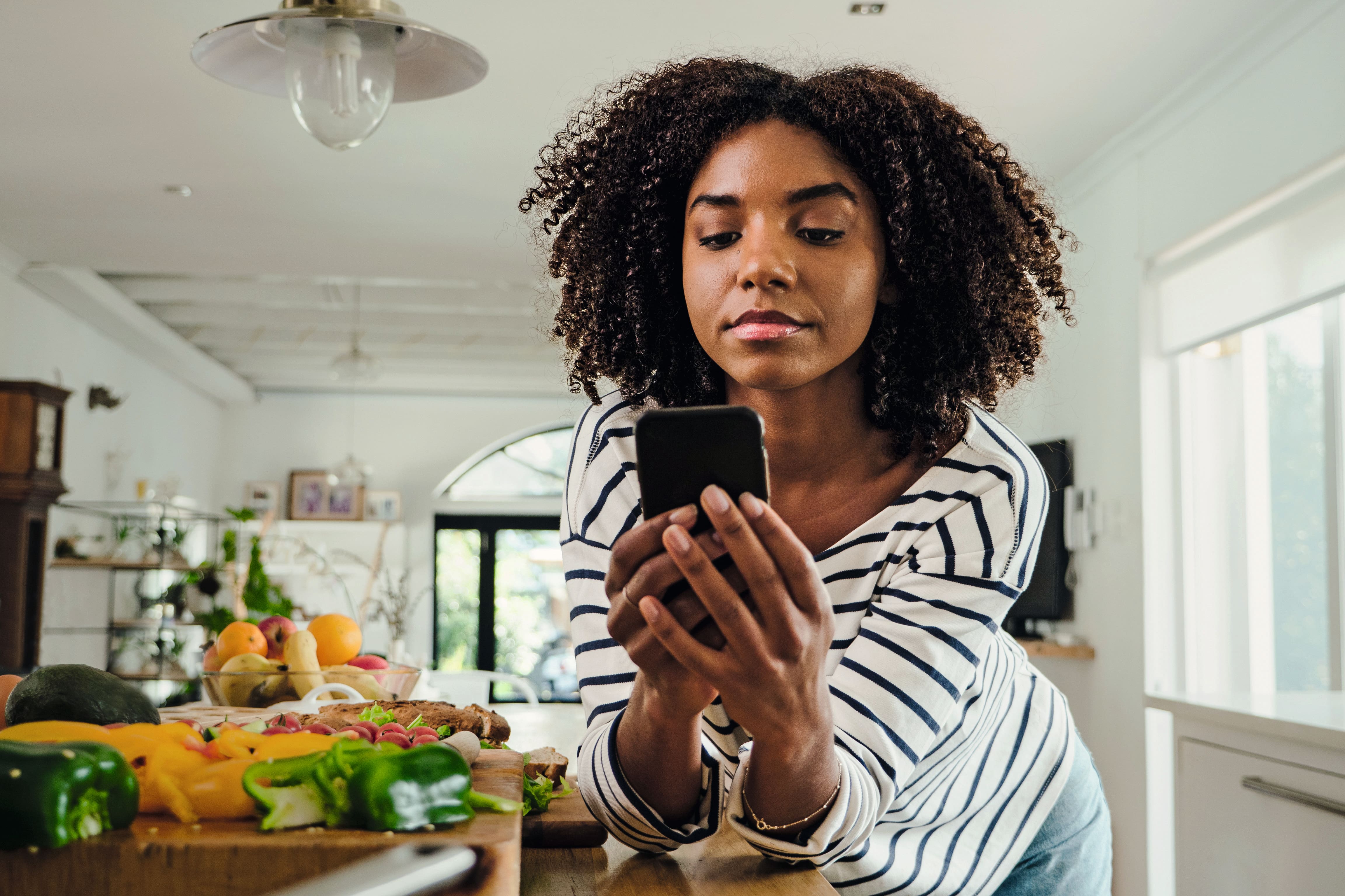 Ragazza utilizza il cellulare per navigare nel sito web Miele