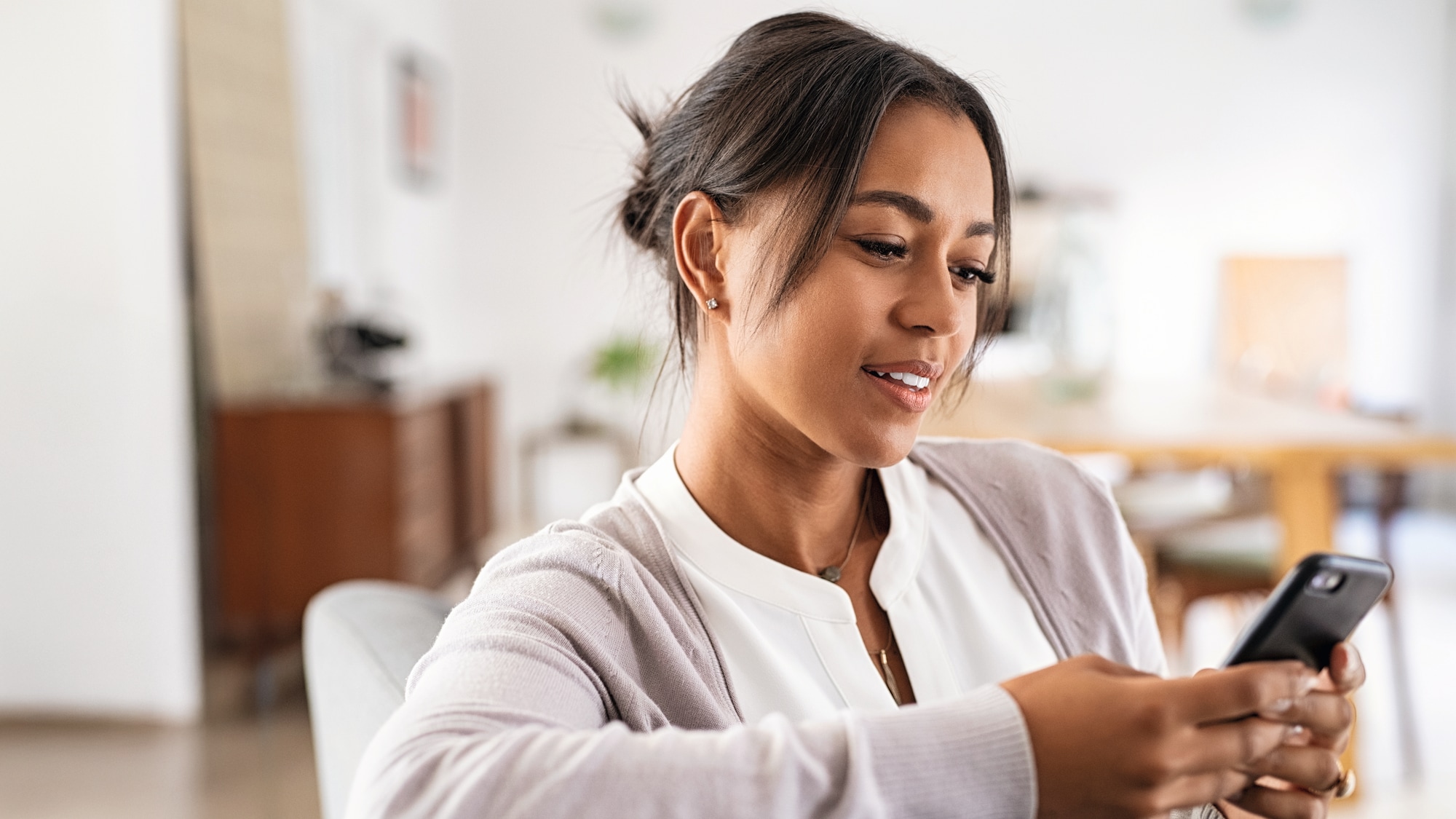 Moteris, aktyvinanti variklio garantiją išmaniuoju telefonu