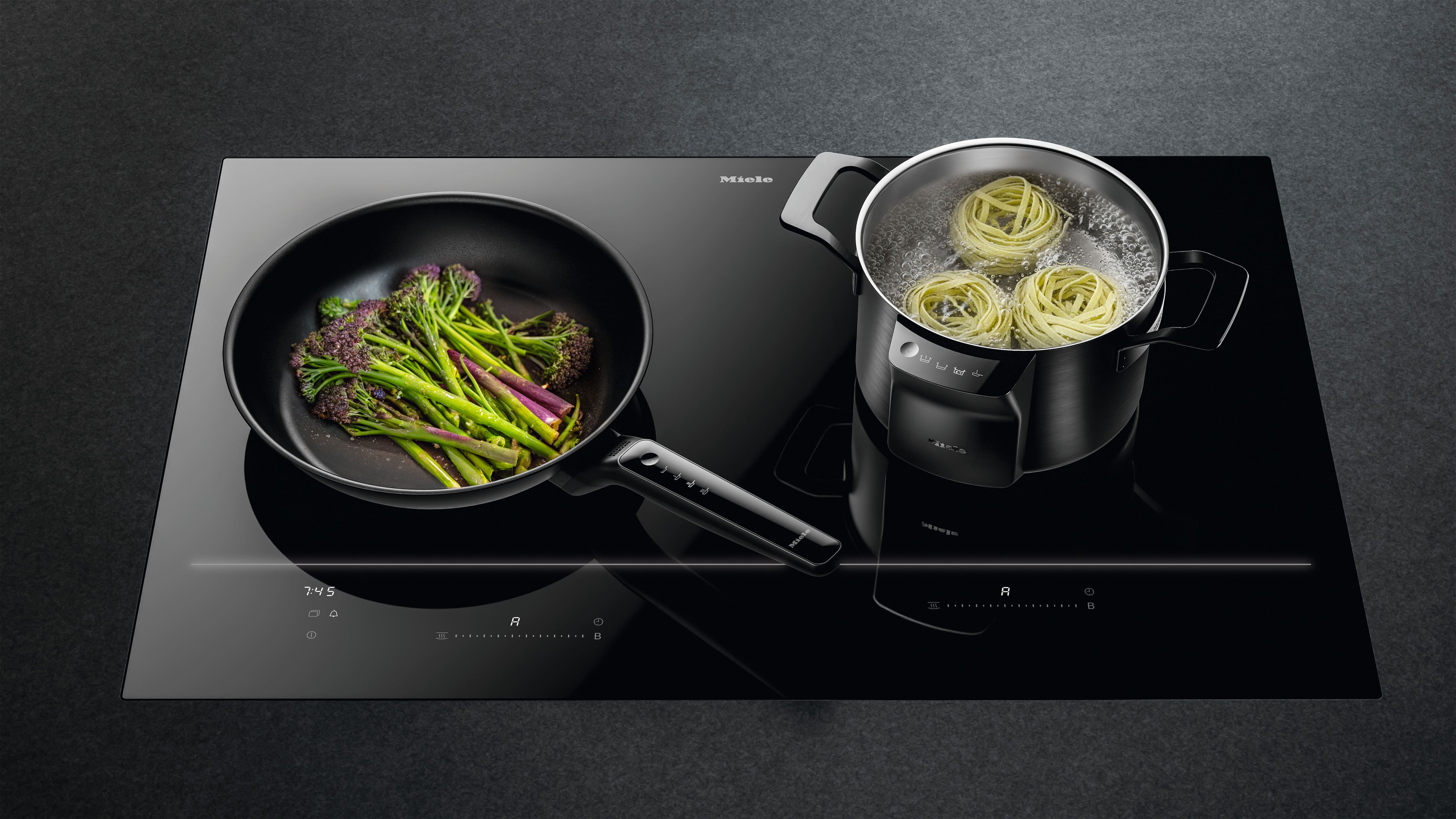 Miele-Kochfeld mit Miele-Pfanne und -Topf im Zusammenspiel 