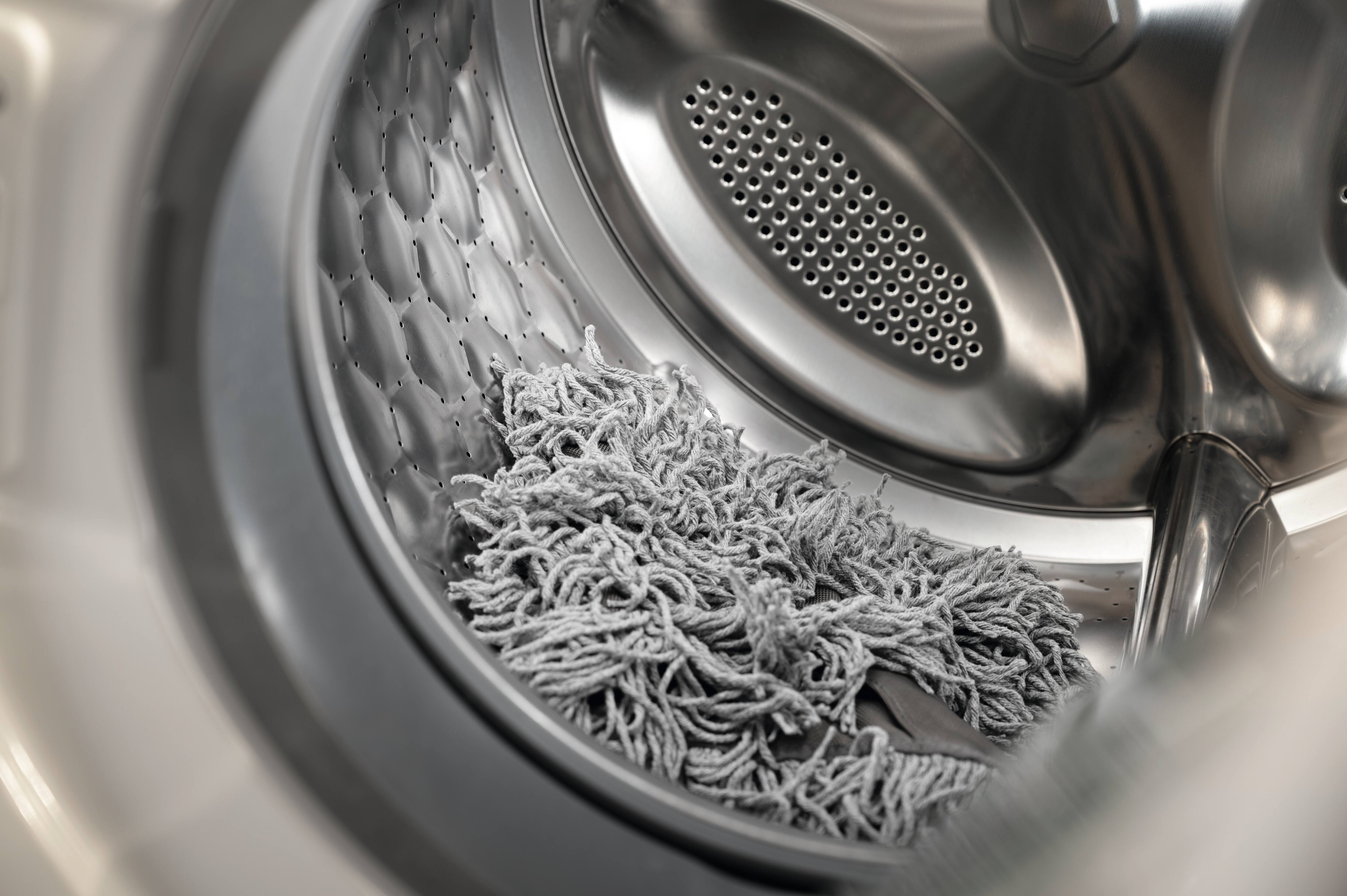 Piccoli Giganti Miele Professional su zoccolo di acciaio formano una piccola lavanderia comune