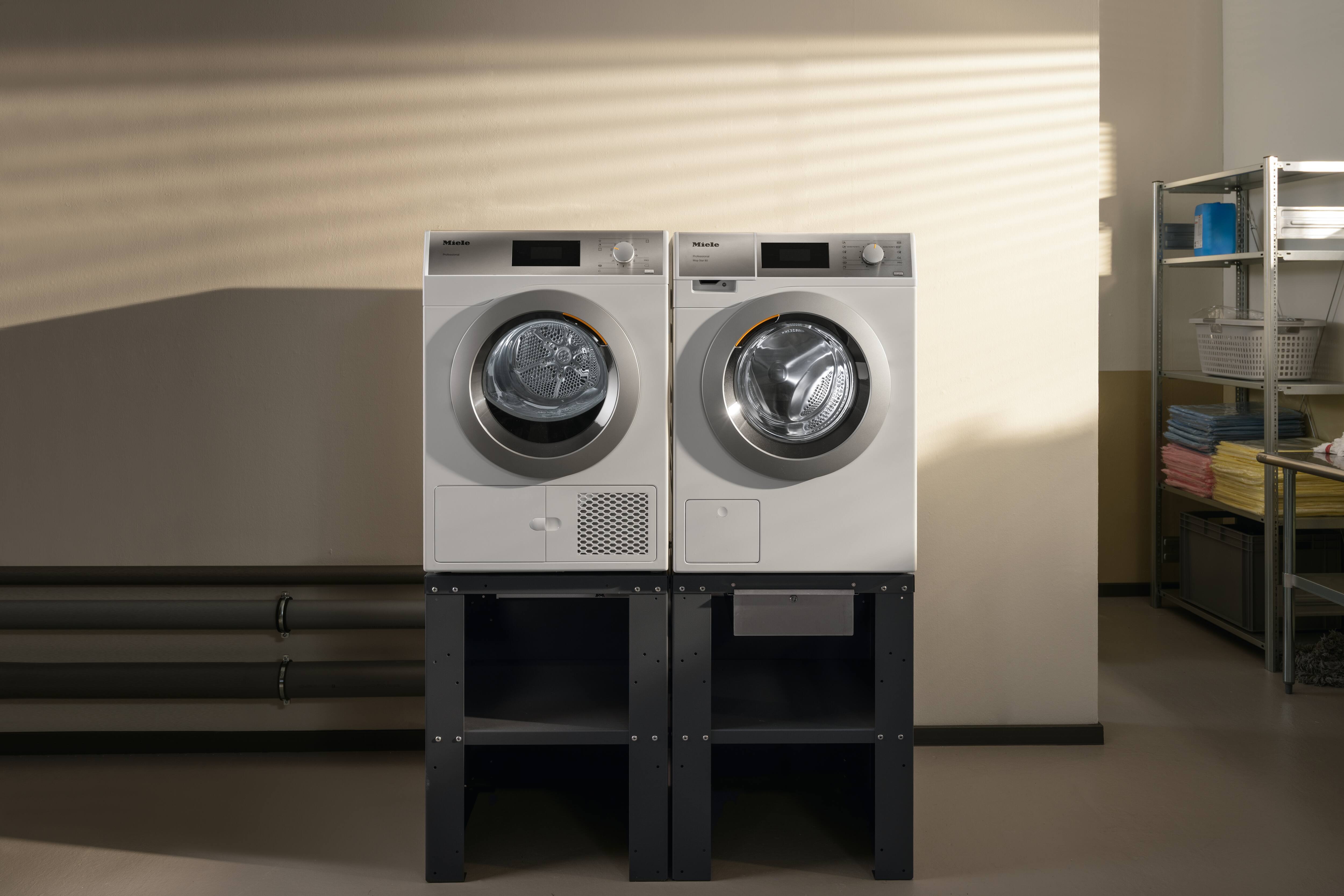 En hand med ett cocktailglas vid relingen på ett fartyg. Havet kan ses i bakgrunden.