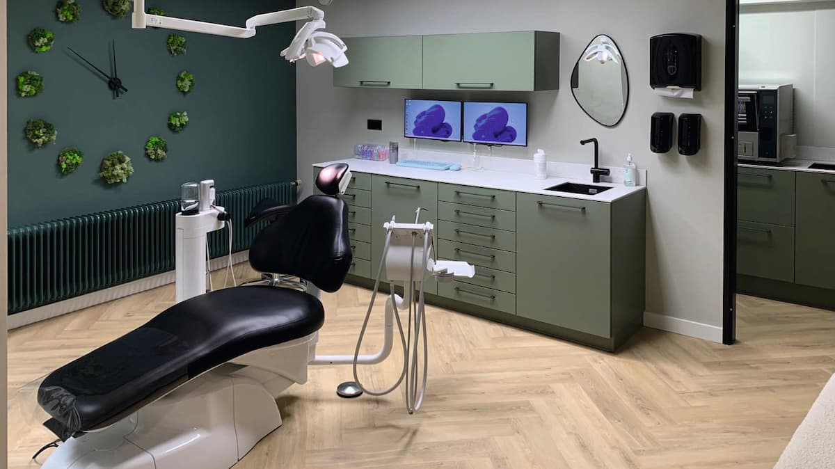 Een praktijk van een mondhygienist met centraal een behandelstoel en op de achtergrond een PWD 8531