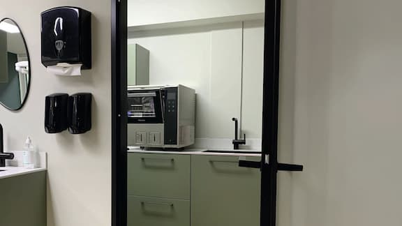 Een praktijk van een mondhygienist met op de achtergrond een PWD 8531