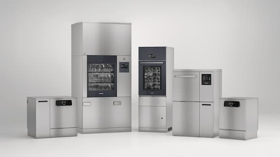 Group shot of various sizes of laboratory washers – from undercounter to large-capacity models – on a white-grey background.