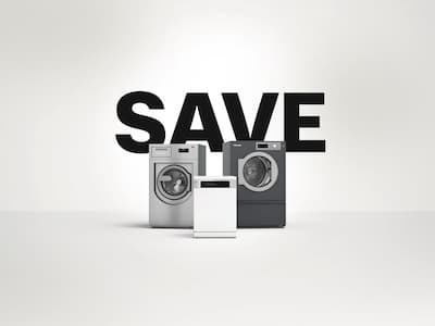 Promoção da Miele Professional: Três aparelhos comerciais - máquina de lavar roupa Benchmark PWM 912, secador Benchmark PDR 914 e máquina de lavar louça ProfiLine PFD 101 - contra um fundo neutro. Acima, a palavra «SAVE» em letras pretas grandes.