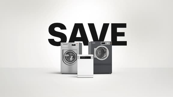 Promocja Miele Professional: 3 urządzenia przemysłowe – pralnica Benchmark PWM 912, suszarka bębnowa Benchmark PDR 914 i zmywarka MasterLine PFD 404 – na neutralnym tle. Nad nimi widnieje napis „SAVE“ wykonany dużymi czarnymi literami. 