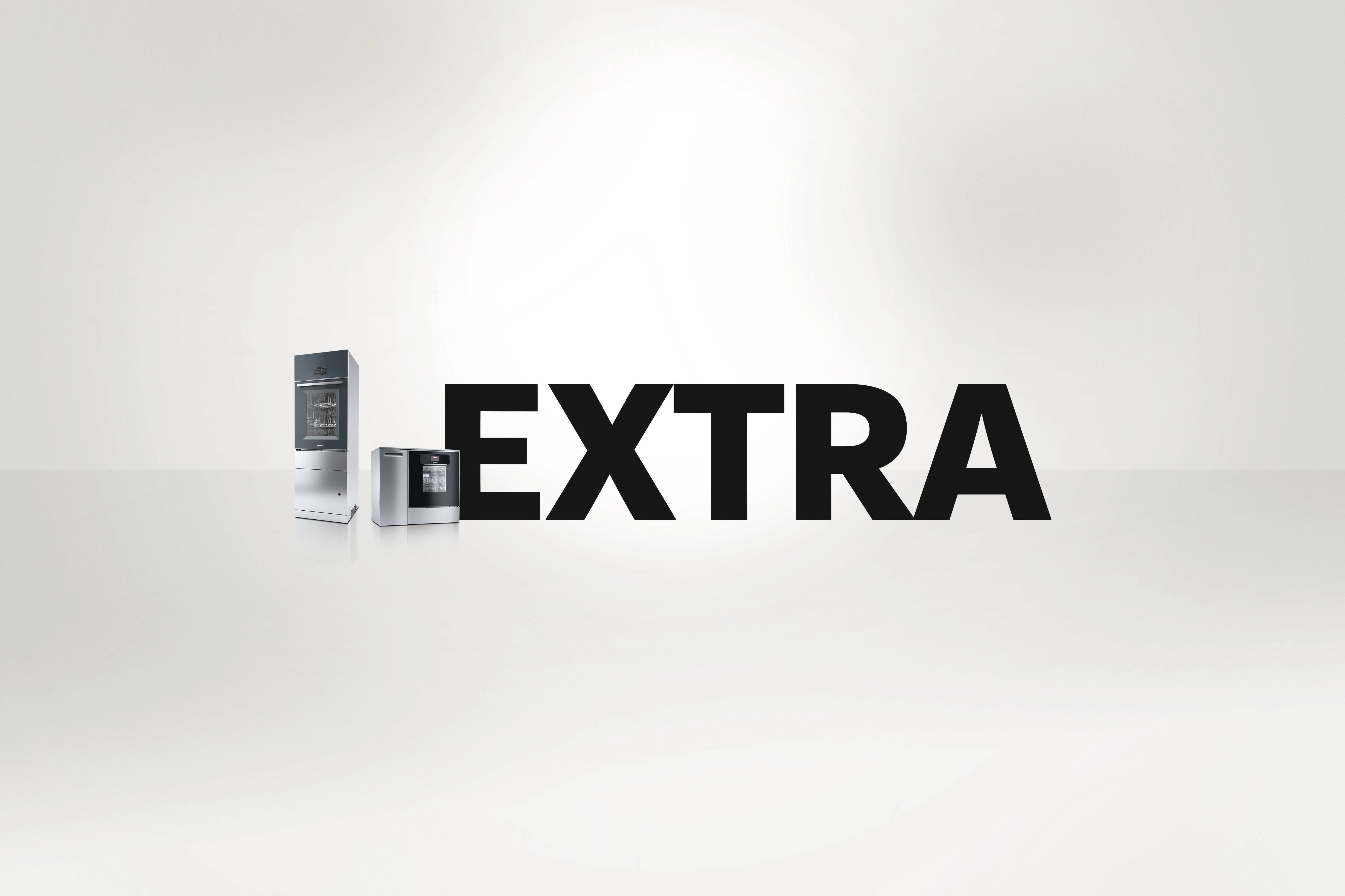 Promoción para Miele Professional: dos equipos industriales, las desinfectadoras para laboratorio SlimLine PLW 7111 y ExpertLine PLW 8693, ante un fondo neutral. Encima aparece la inscripción «EXTRA» en grandes letras negras. 