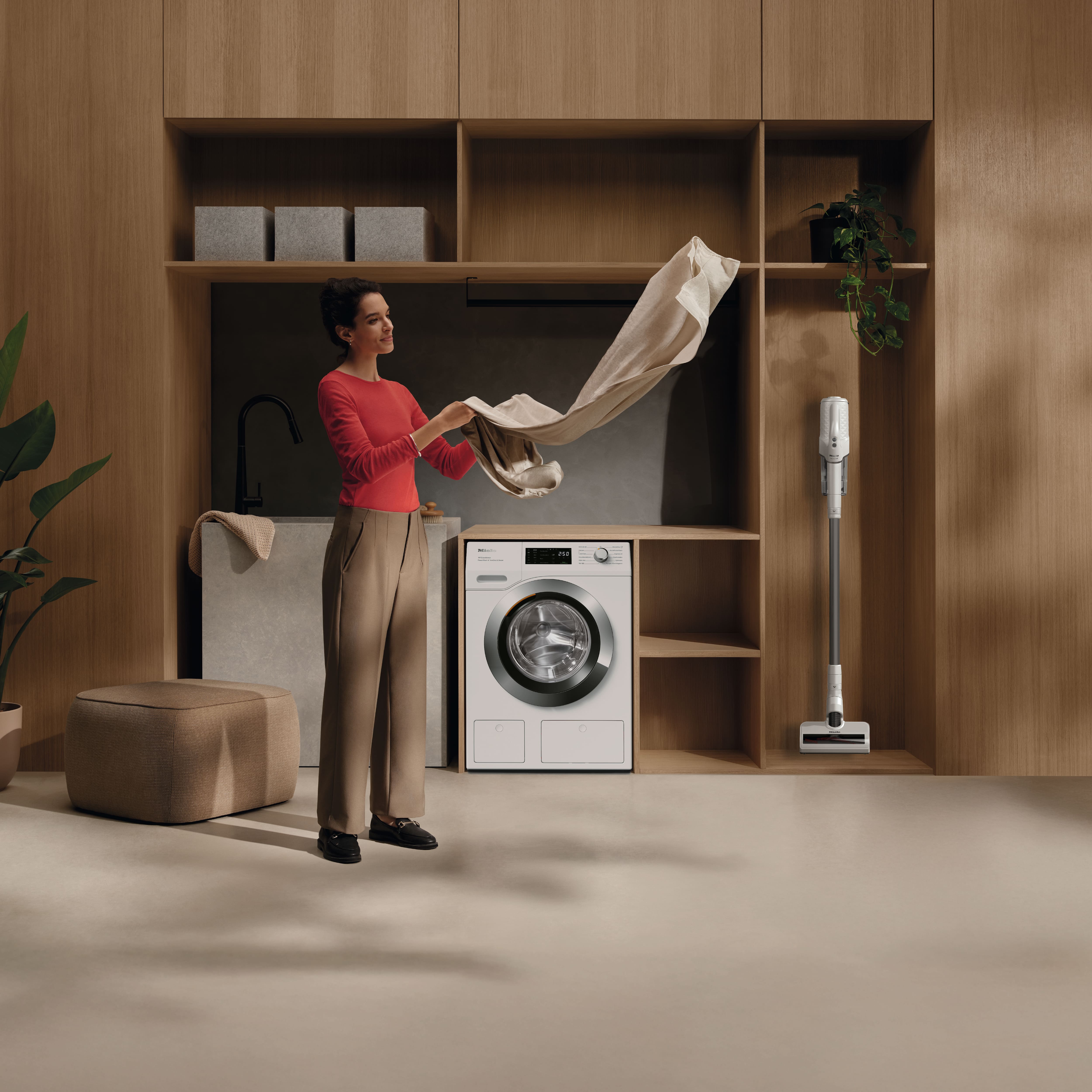 Vrouw die de was doet bij een Miele wasmachine
