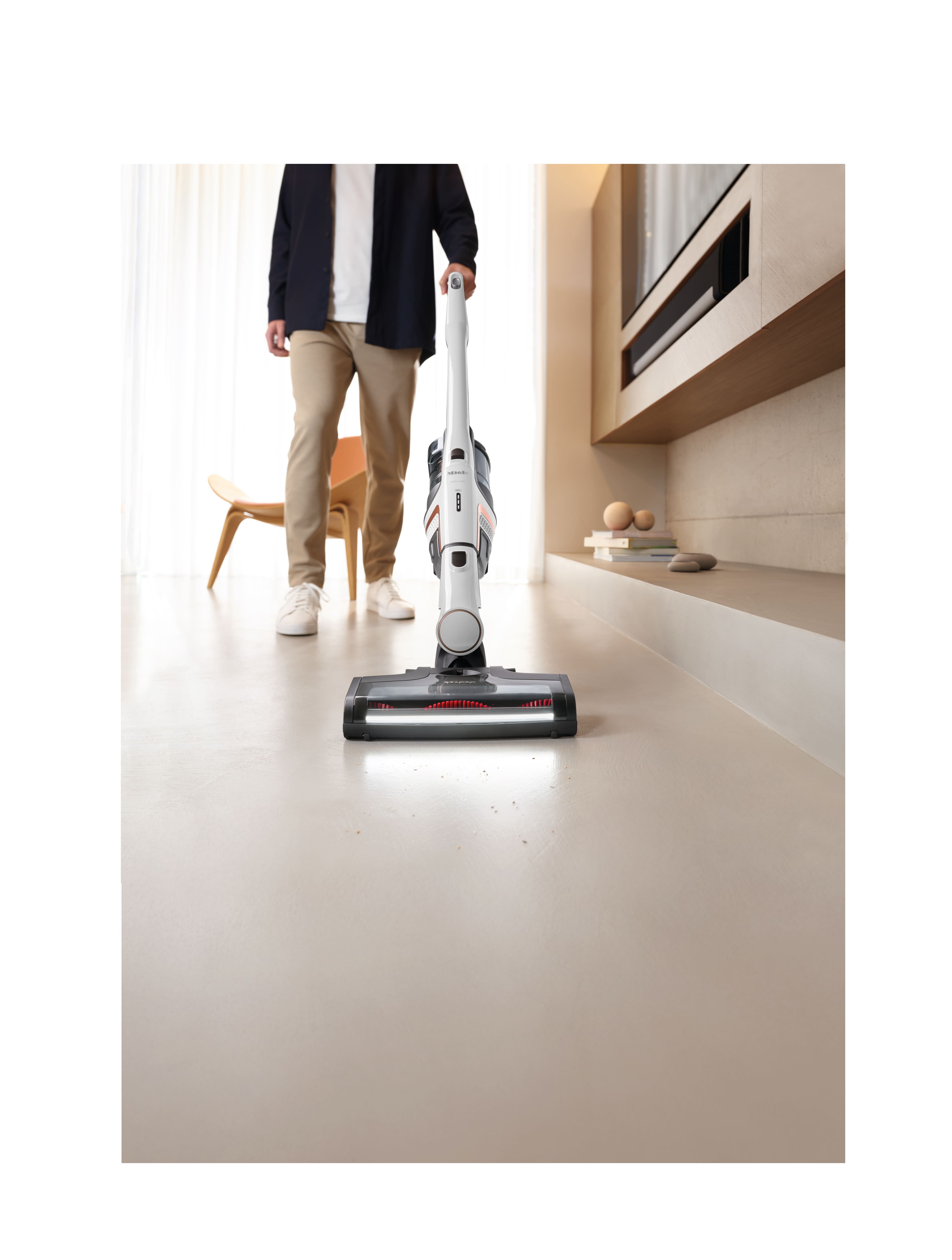 Vrouw met een smartphone activeert de Miele uitgebreide garantie