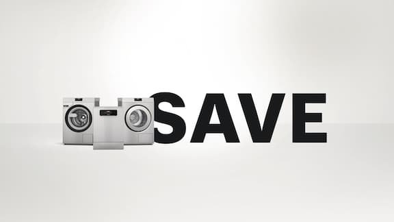 Reklame for Miele Professional: 3 vaskemaskiner i professionel kvalitet - Benchmark vaskemaskine, Benchmark tørretumbler og MasterLine opvaskemaskine - på en neutral baggrund. Ovenover står der “SAVE” med store, sorte bogstaver. 