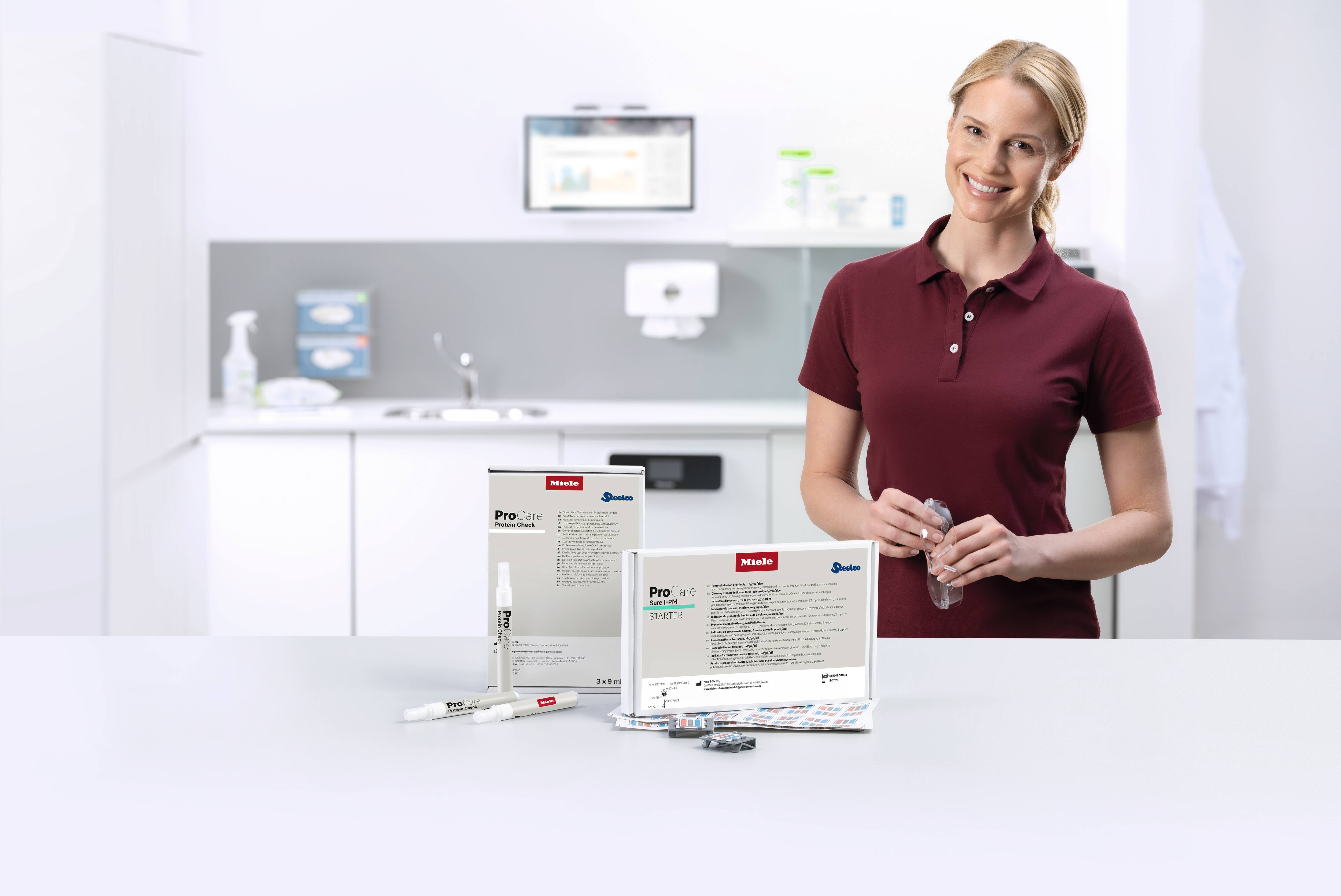 Une femme se tient devant ProCare Dent Proteincheck et ProCare Sure I-PM Starter