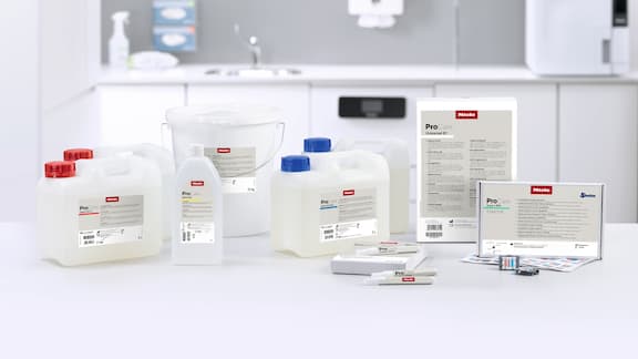 Verschiedenste erhaltbare Chemikalien aus dem Zubehör werden gezeigt in unterchiedlichen Größen