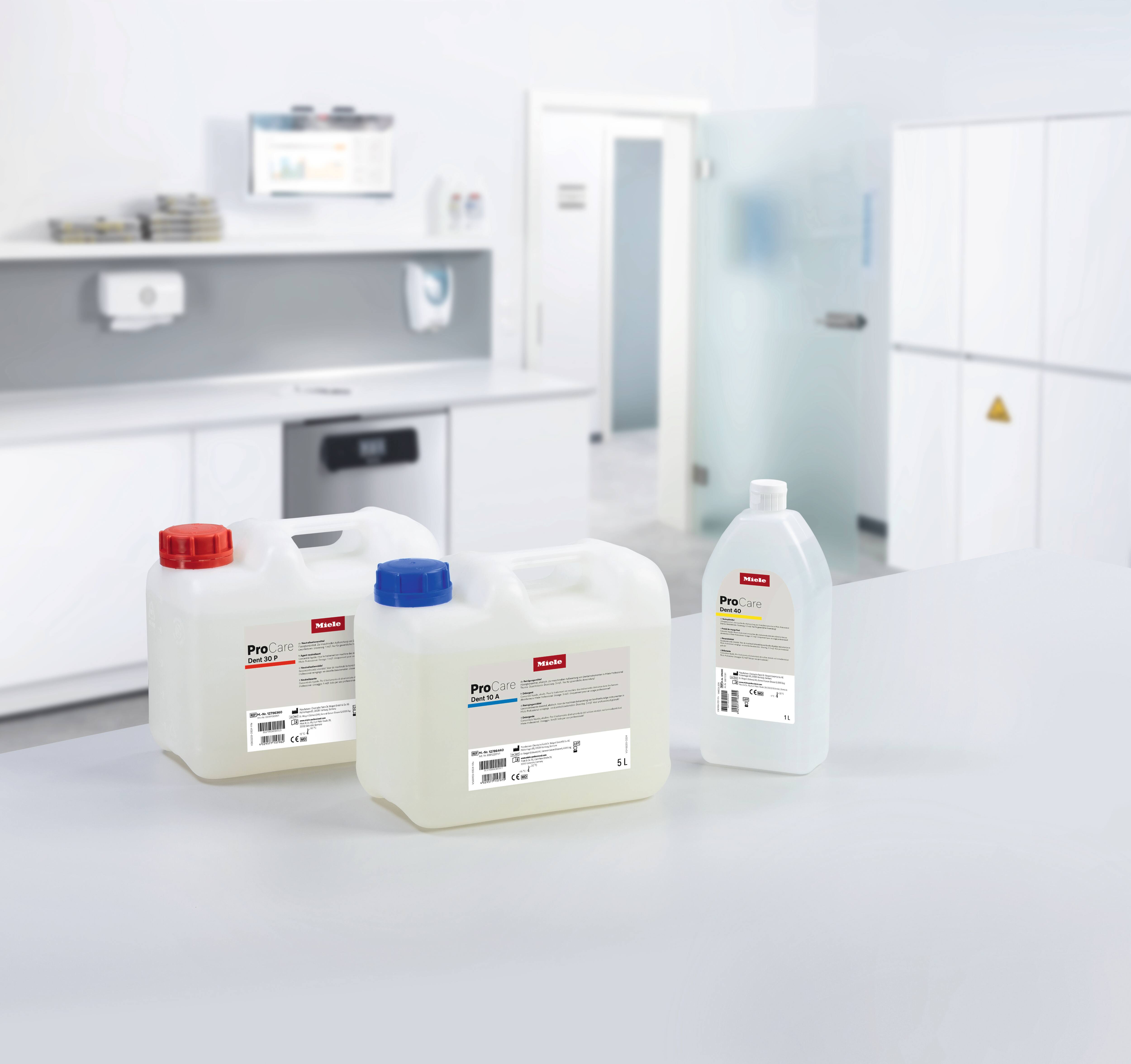 Os recipientes de produtos ProCare Dent encontram-se na sala de reprocessamento da clínica.