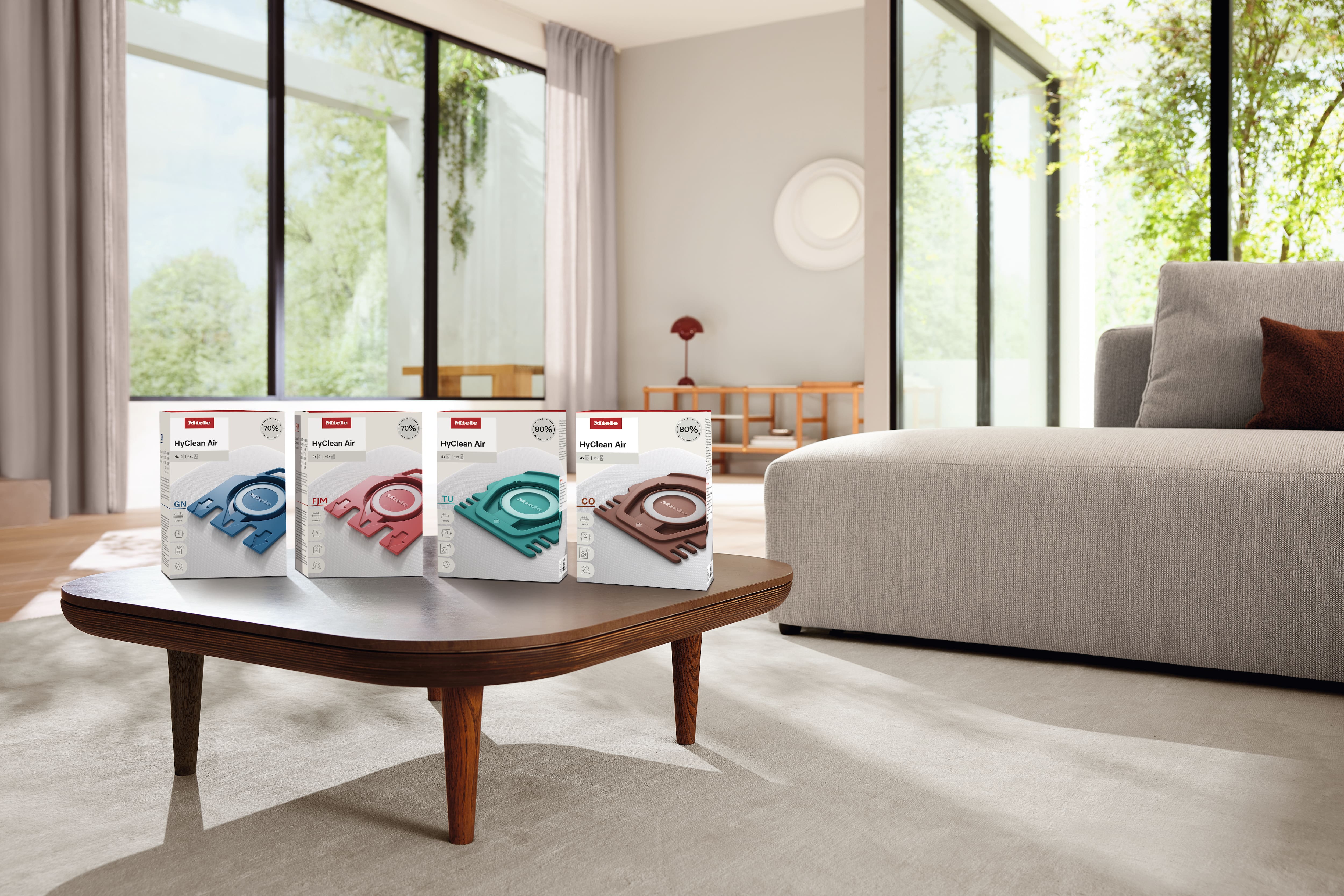 Miele dammsugarpåsar på soffbord i rumsmiljö