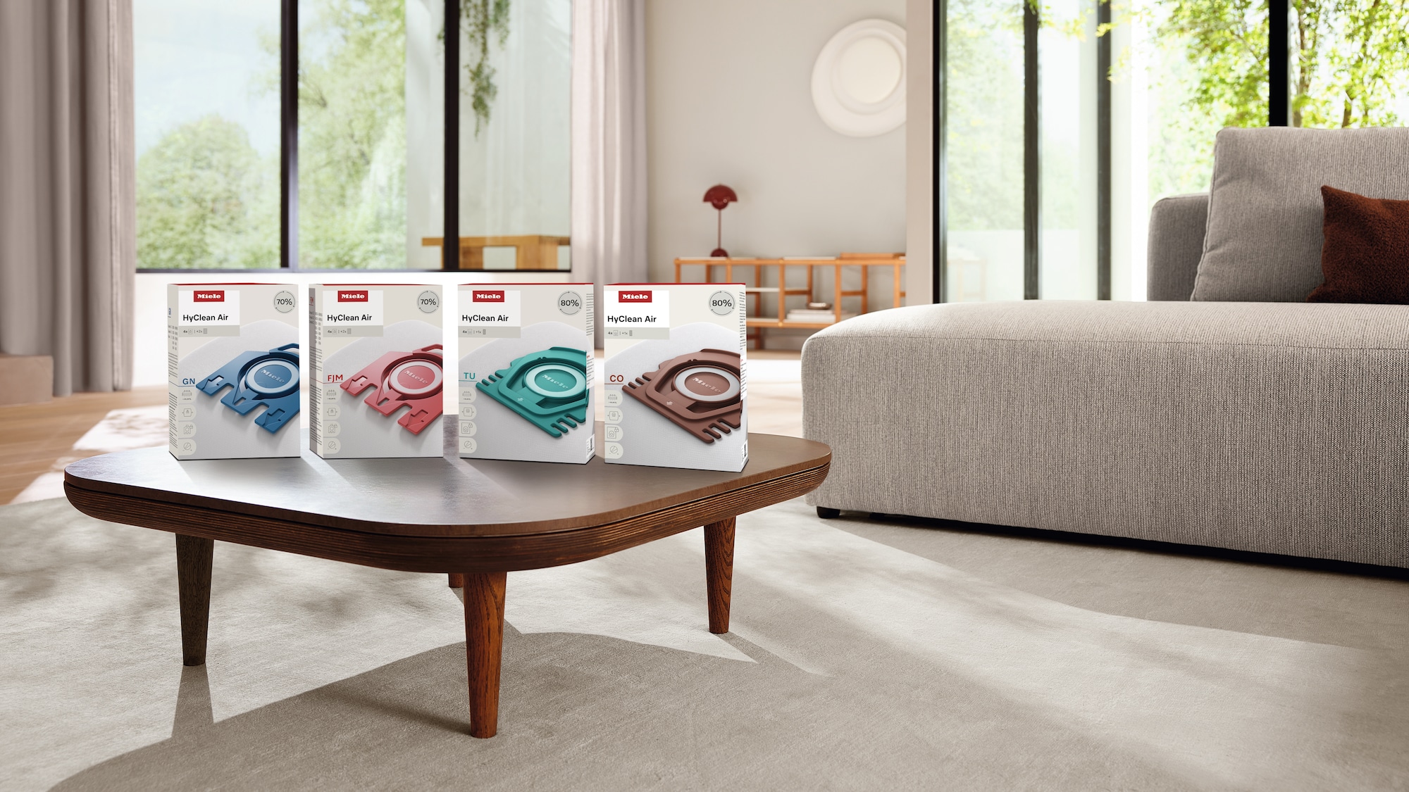 Esker med HyClean støvsugerposer på salongbord i et stue miljø