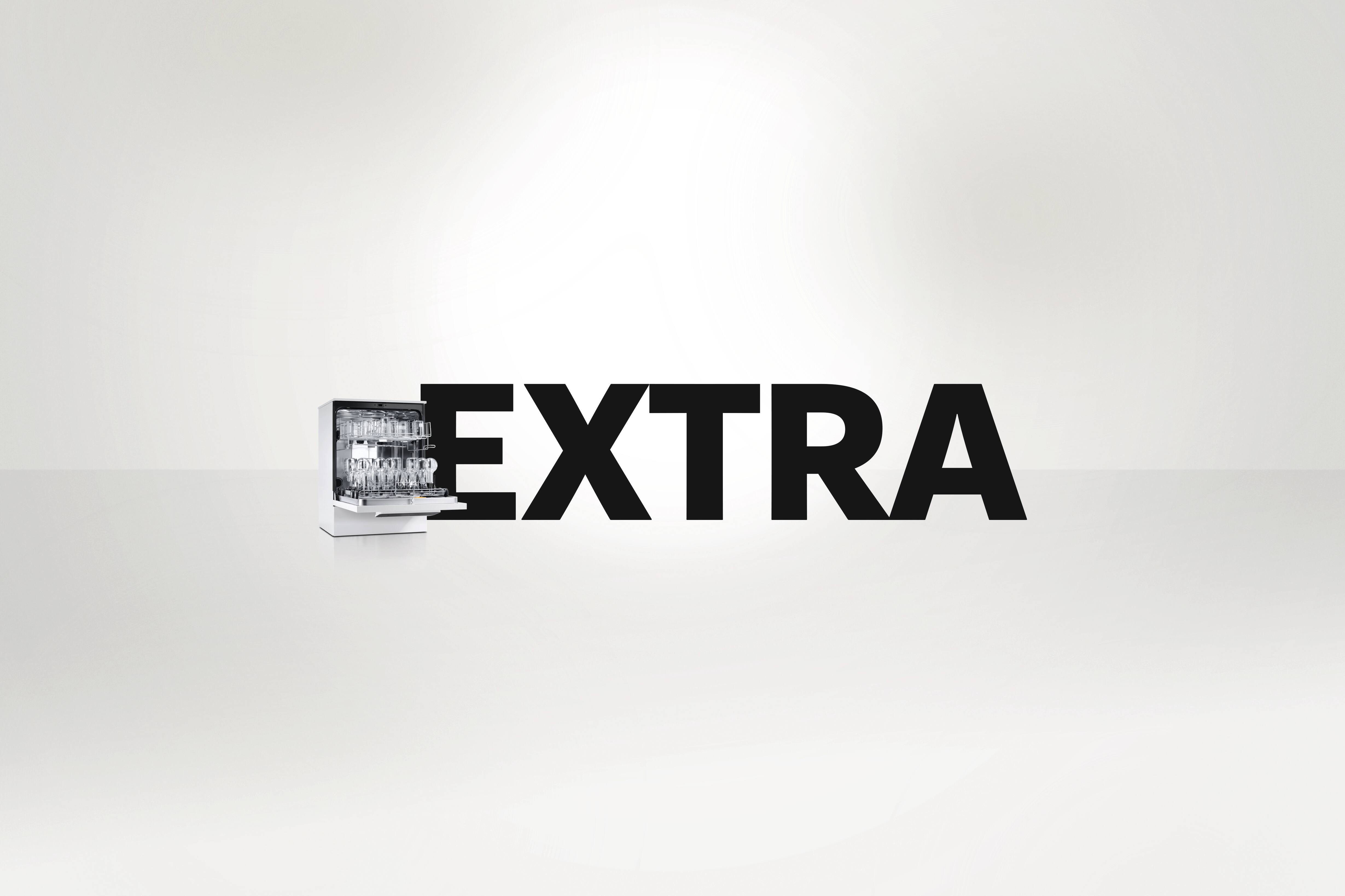 Promoción para Miele Professional: dos equipos industriales, las desinfectadoras para laboratorio SlimLine PLW 7111 y ExpertLine PLW 8693, ante un fondo neutral. Encima aparece la inscripción «EXTRA» en grandes letras negras. 