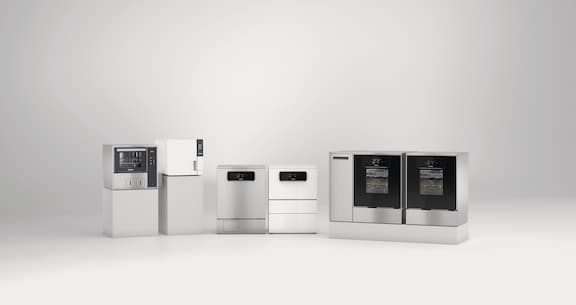 Das Sortiment an Waschdesinfektionsgeräten von Miele Professional für den medizinischen Bereich umfasst ein kleines Tischgerät, ein Untertischgerät und ein Untertischgerät mit Schrank für die automatische Dosierung von Prozesschemikalien.
