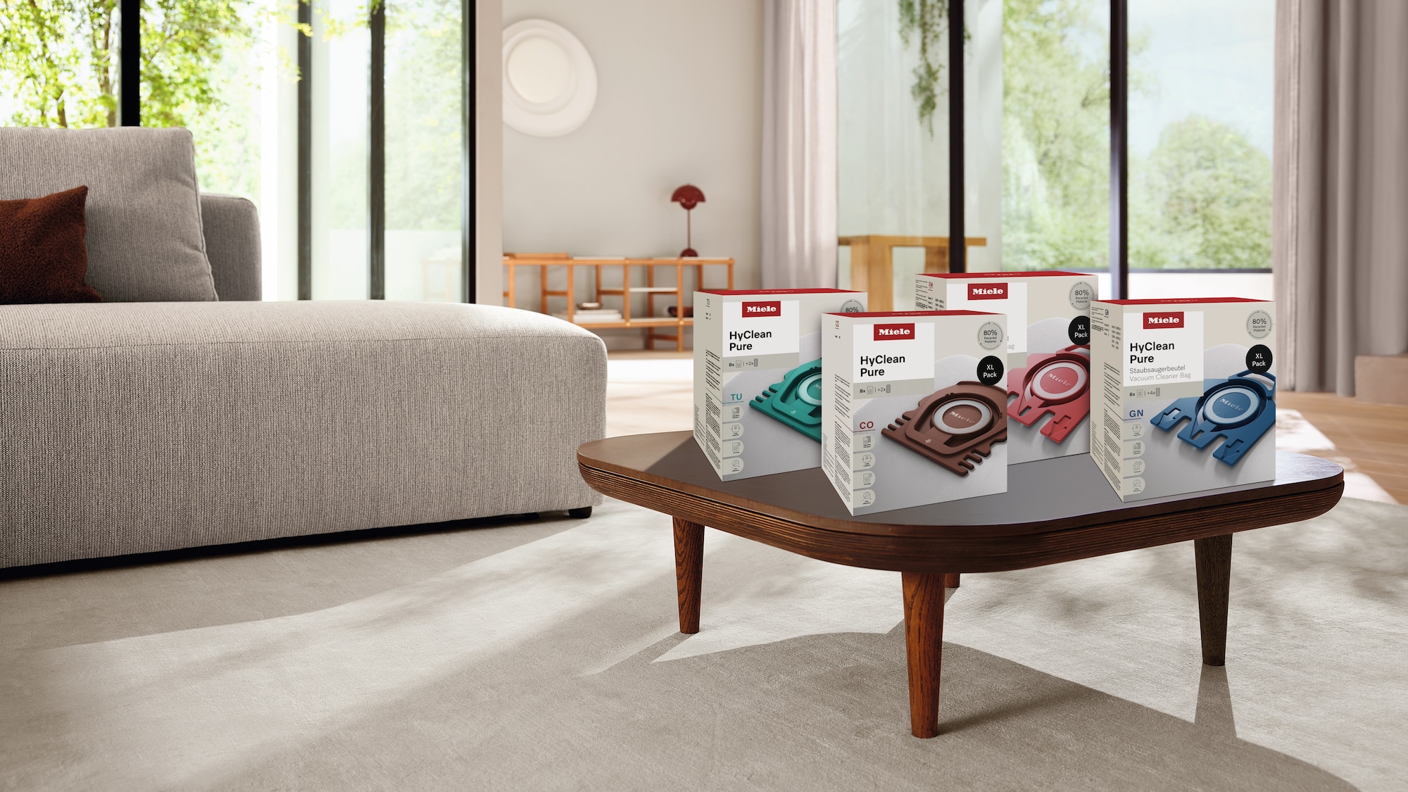 Miele dammsugarpåsar på ett bord i rumsmiljö