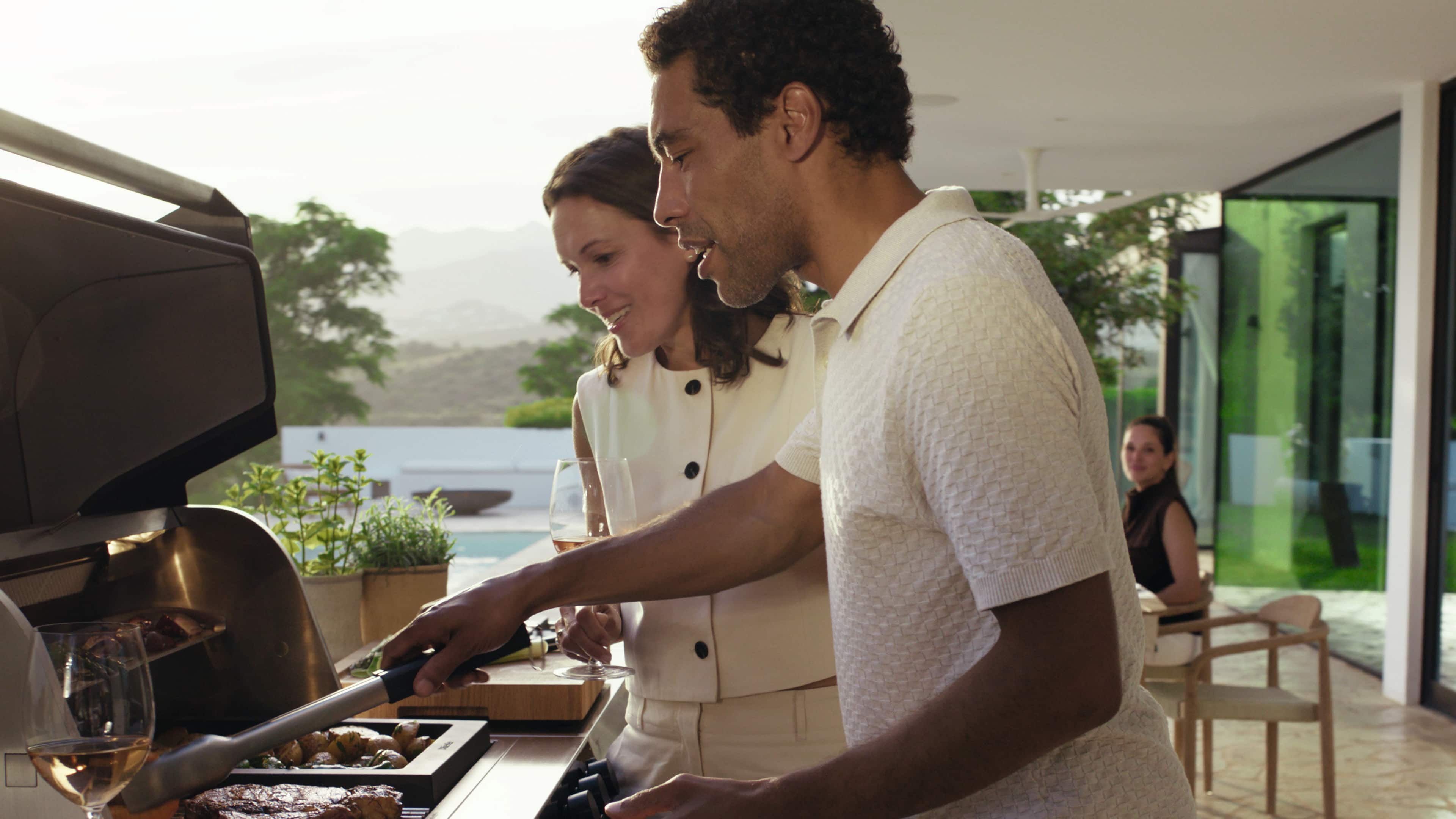 Menschen kochen in einer Außenküche Menschen kochen in einer Außenküche