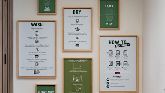 Een wand in de laundry boutique met daarop wasvoorschriften.