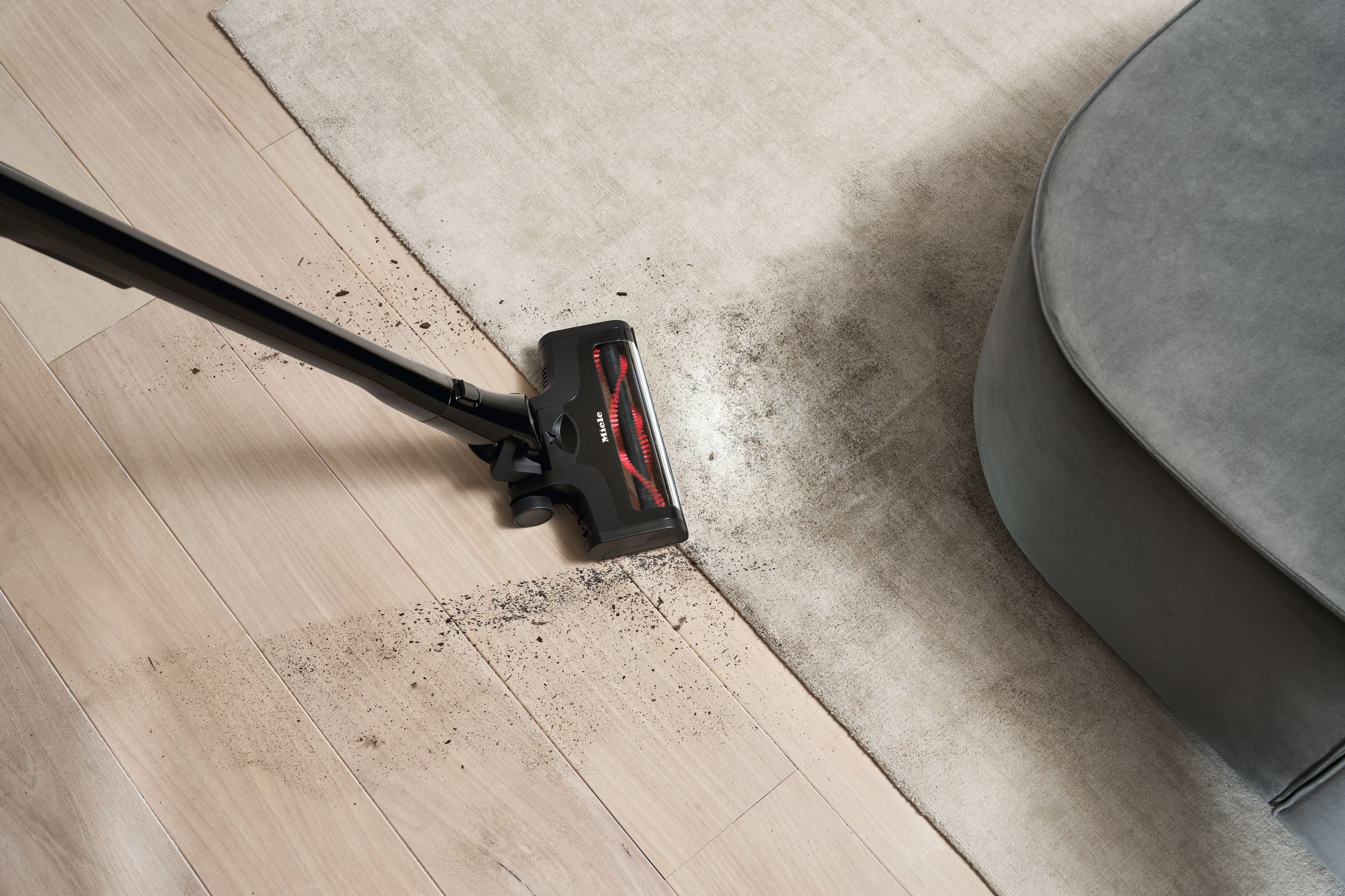 Vue de dessus du Triflex HX3 passant du mode aspiration sur sol dur au mode aspiration sur moquette Vue de dessus du Triflex HX3 passant du mode aspiration sur sol dur au mode aspiration sur moquette