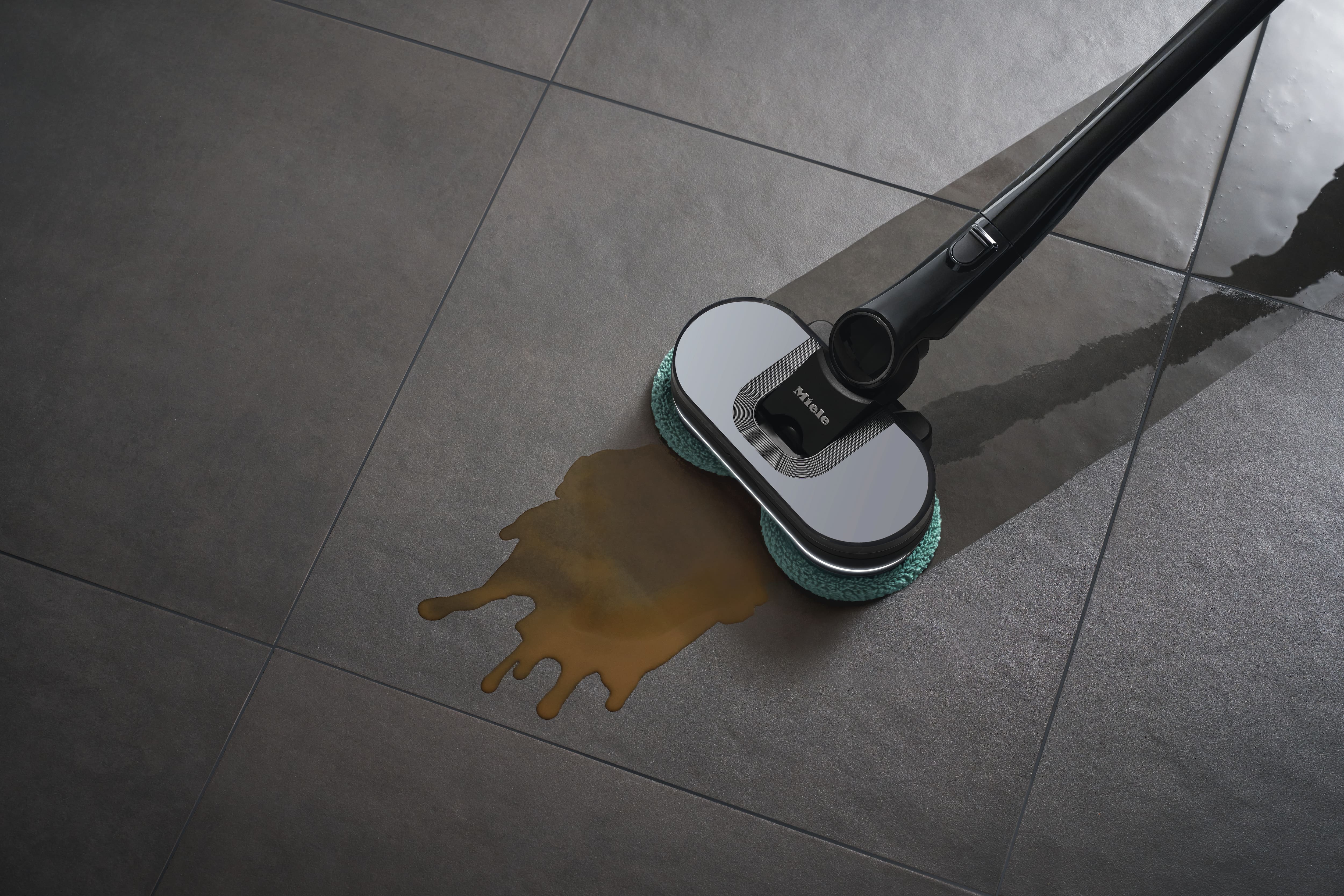 Vue de dessus du liquide de nettoyage Triflex HX3 sur le sol Vue de dessus du liquide de nettoyage Triflex HX3 sur le sol