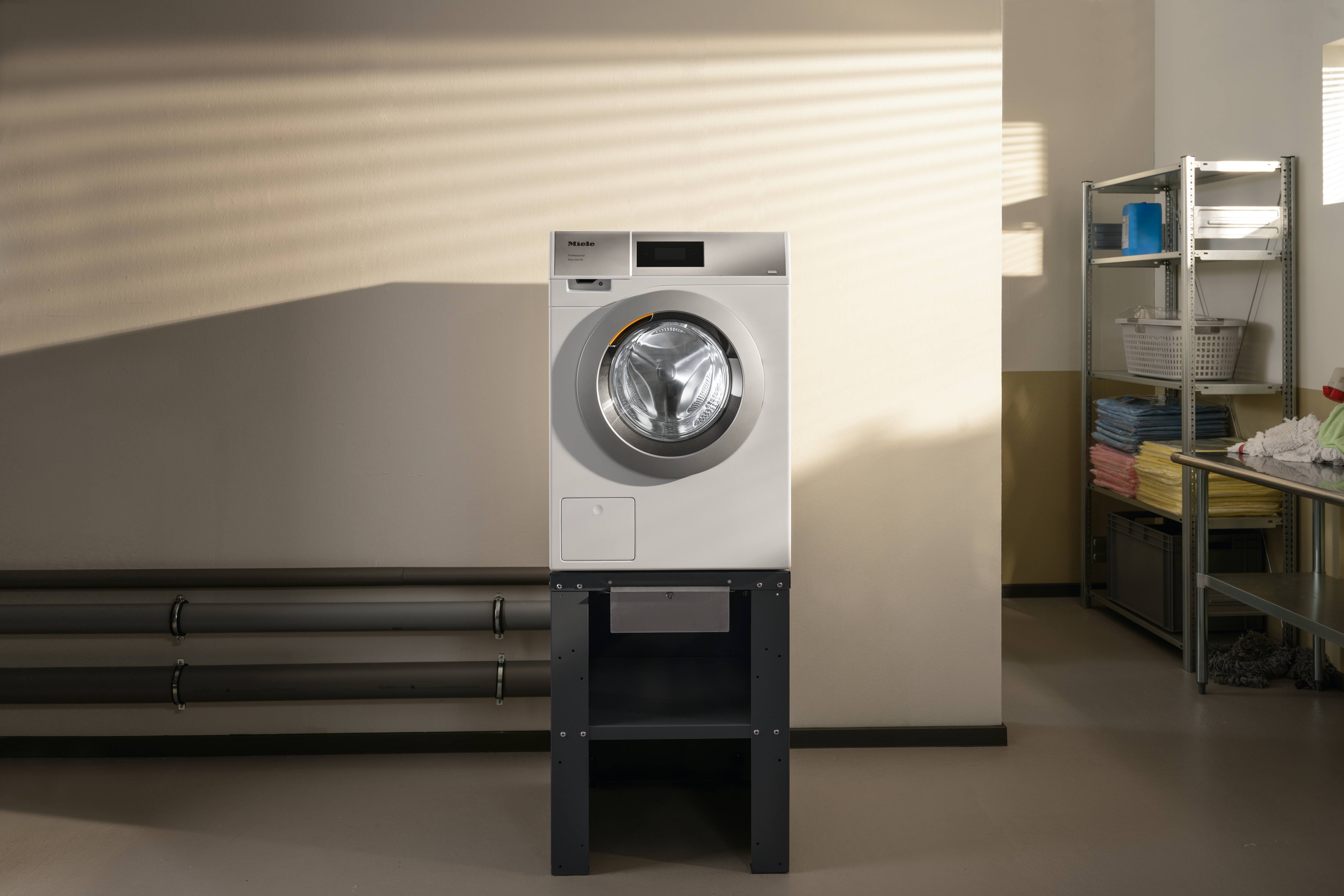 Laveuse Petits Géants (Little Giants) de Miele dans un environnement de laverie.
