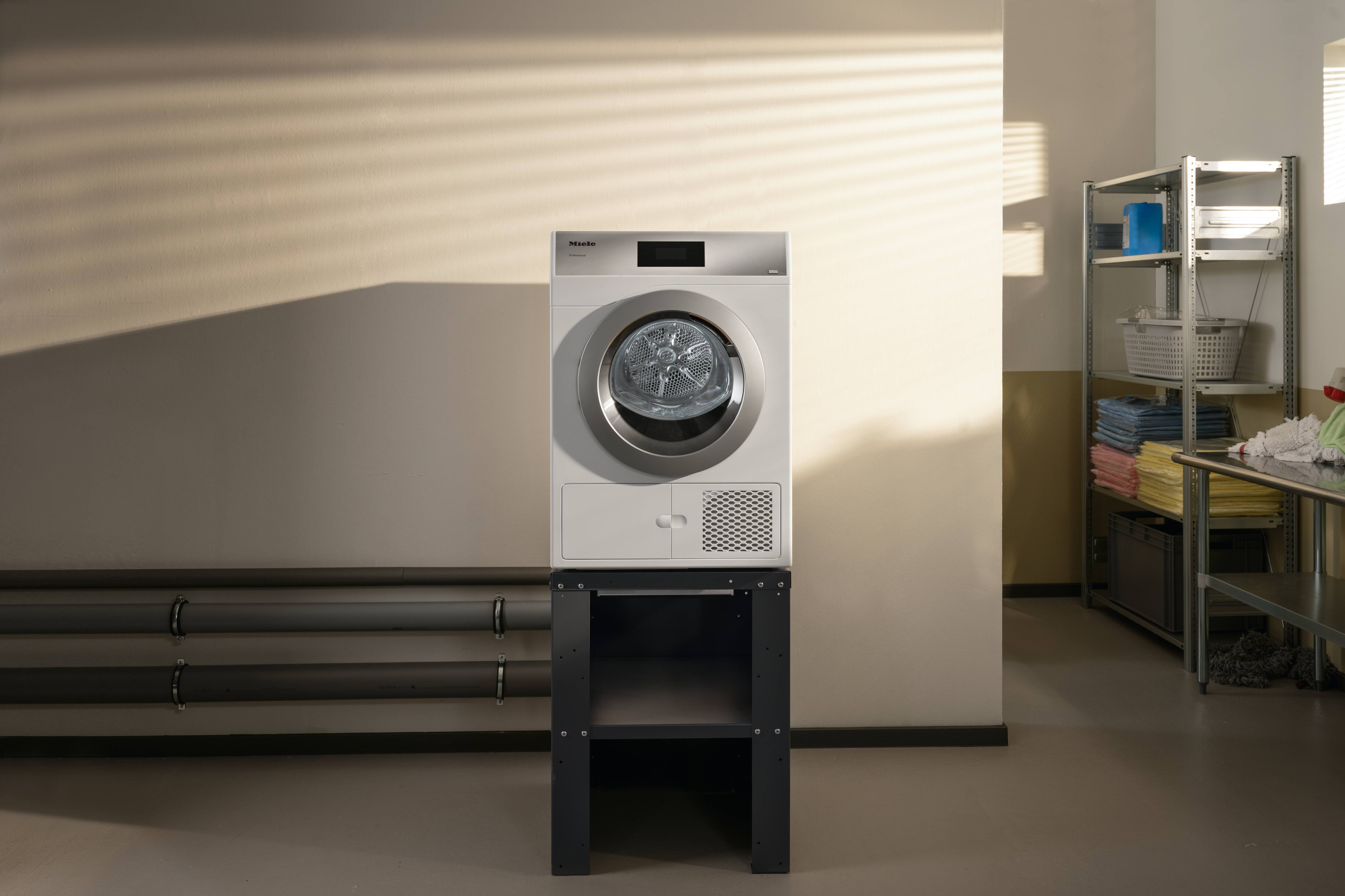 Sécheuse Miele dans un environnement de laverie.