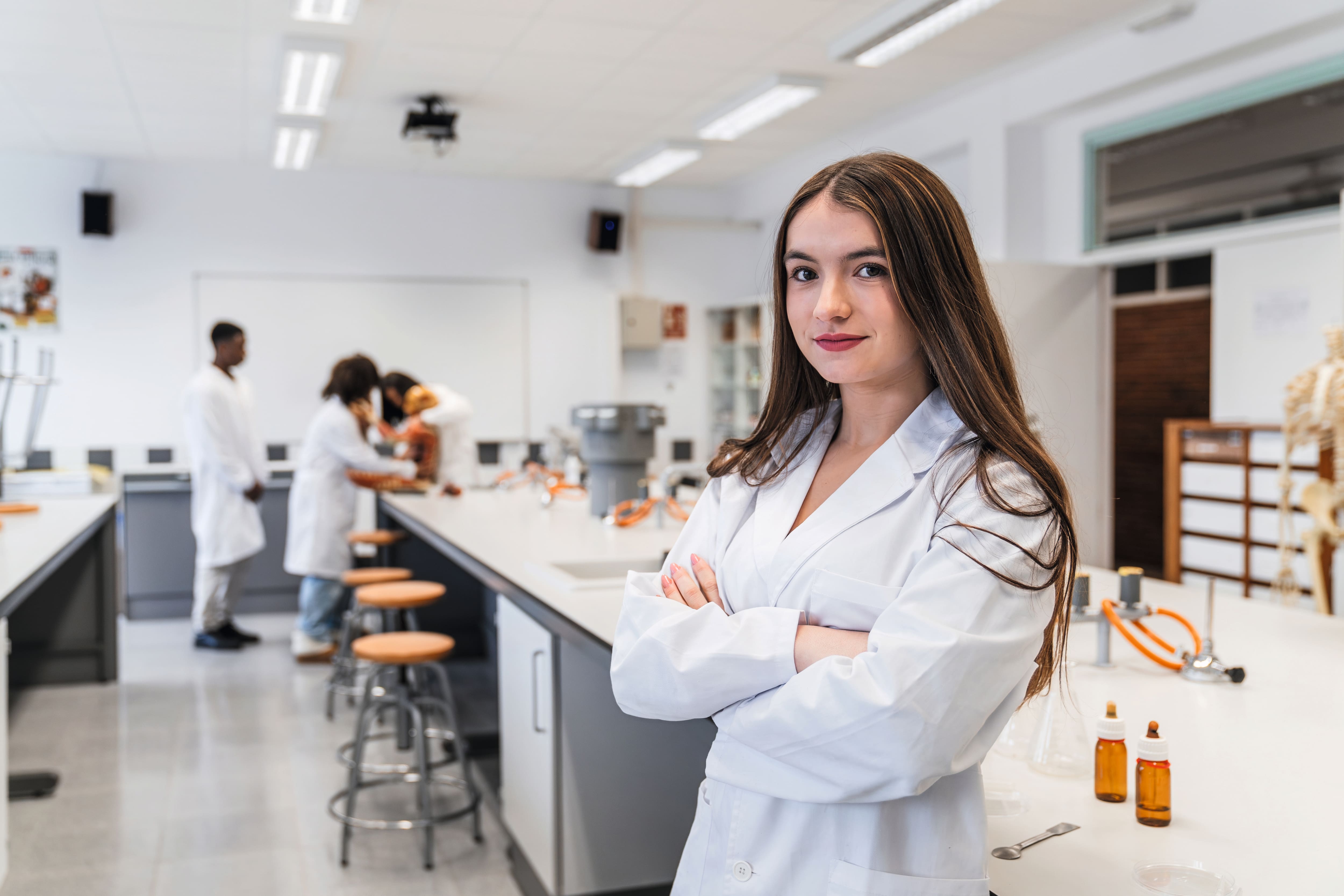 Schülerin im Chemiesaal in der Schule