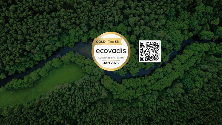 uftaufnahme eines Waldes mit dem EcoVadis Gold‑Nachhaltigkeitssiegel der Miele & Cie. KG und einem QR‑Code