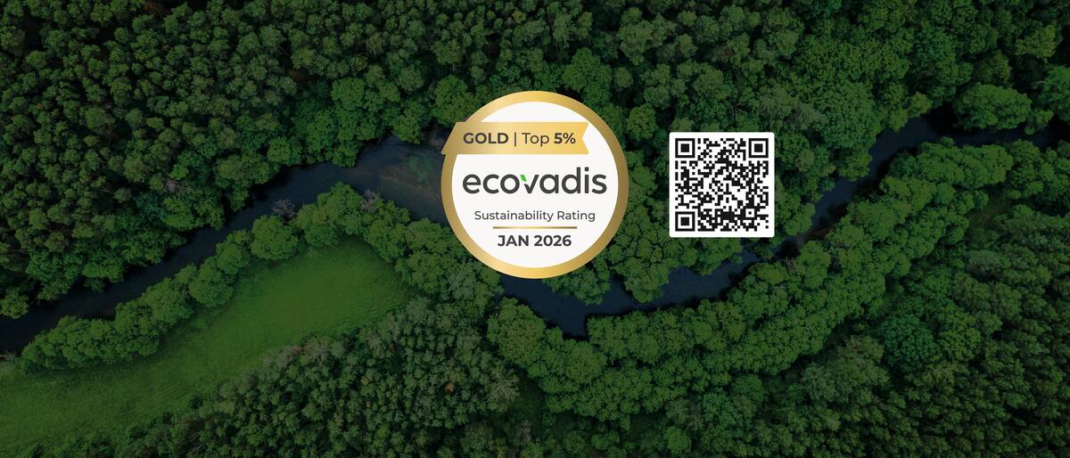 Letecký pohled na les s odznakem hodnocení udržitelnosti EcoVadis Gold společnosti Miele & Cie. KG a QR kódem