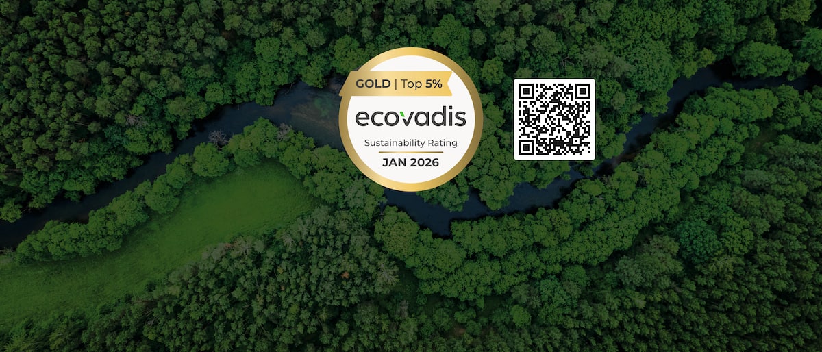 Ilmakuva metsästä, jossa on Miele & Cie. KG EcoVadis Gold -kestävyysluokitusmerkki ja QR-koodi