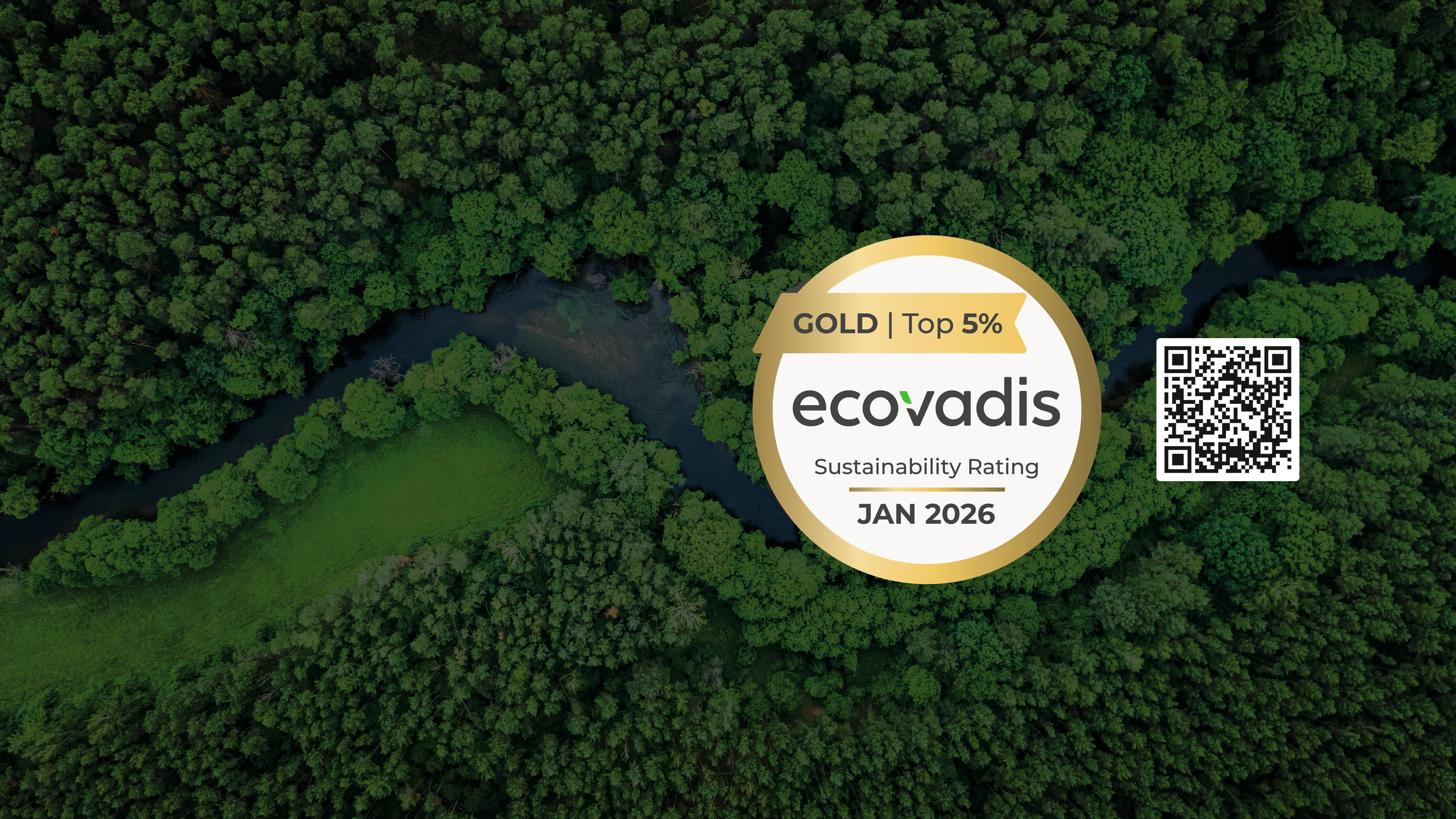 Ilmakuva metsästä, jossa on Miele & Cie. KG EcoVadis Gold -kestävyysluokitusmerkki ja QR-koodi.