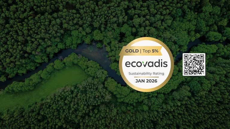 Ilmakuva metsästä, jossa on Miele & Cie. KG EcoVadis Gold -kestävyysluokitusmerkki ja QR-koodi.