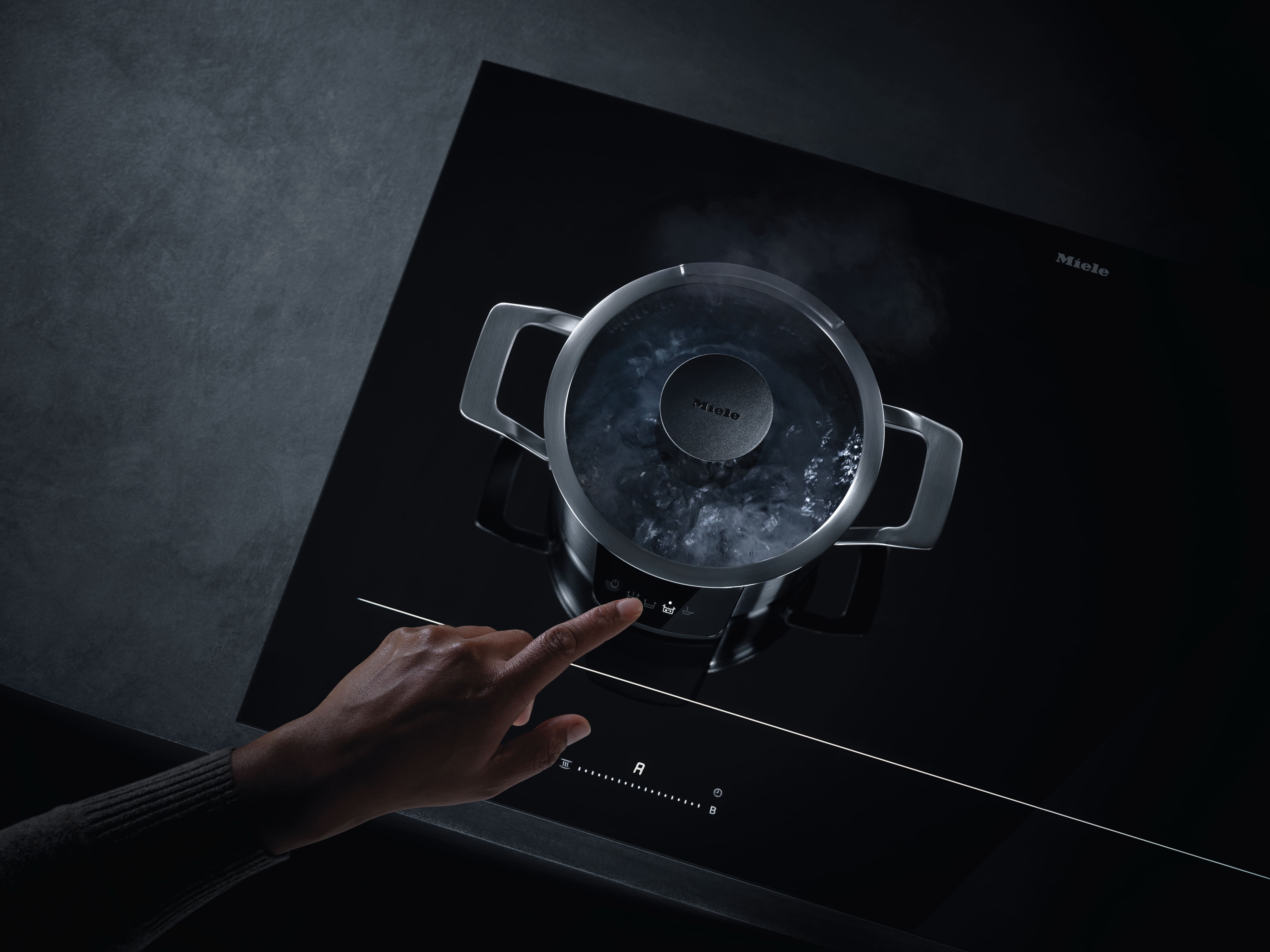 Detail image of the control display on the pot handle