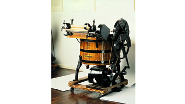 Die erste Wassermotor-Waschmaschine