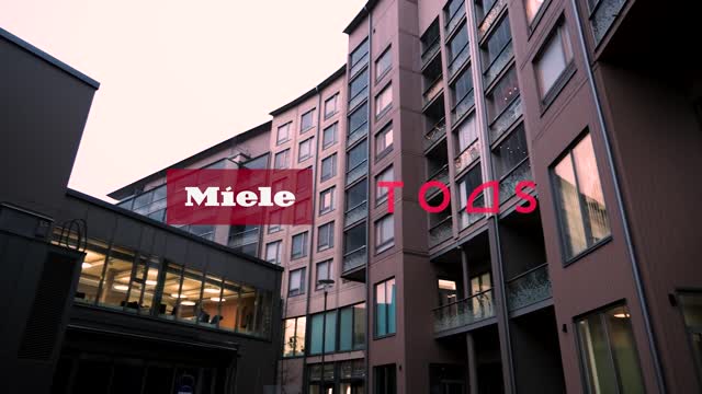 Suuri, ruskea kerrostalo, paljon iSuuri ruskea kerrostalo, jossa useita ikkunoita ja parvekkeitasuintalo parvekkeineen, kuvassa Mielen ja Tampareen opiskelija-asuntosäätiön