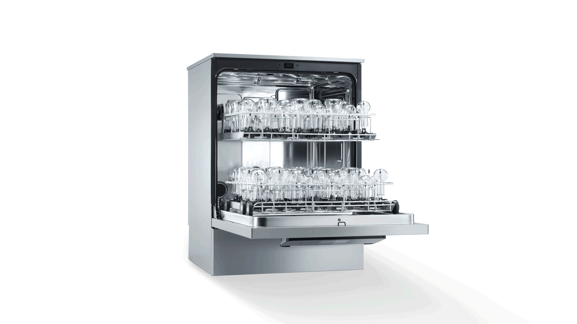 Ein Laborspüler ist mit sehr großem Laborglas und Messzylindern bestückt. Eine Labormitarbeiterin hält einen weiteren Messzylinder in der Hand.